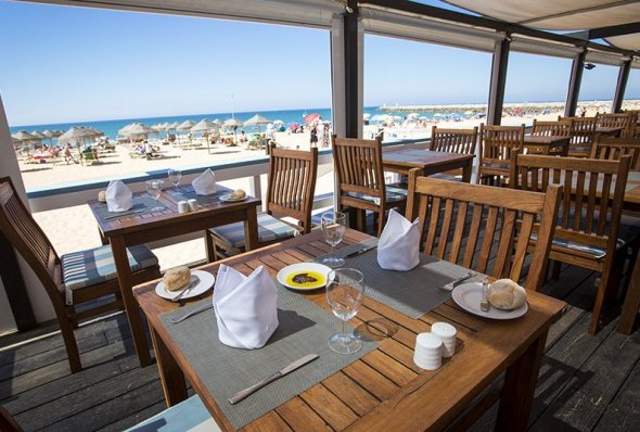 Mesas num Restaurante à Beira-mar em Vilamoura