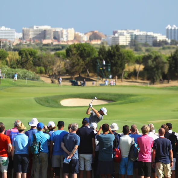 Homem a jogar golfe no Portugal Masters 2022