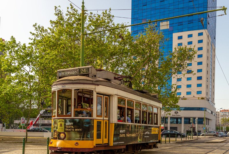 eletrico a passar em frente do hotel Dom Pedro Lisboa